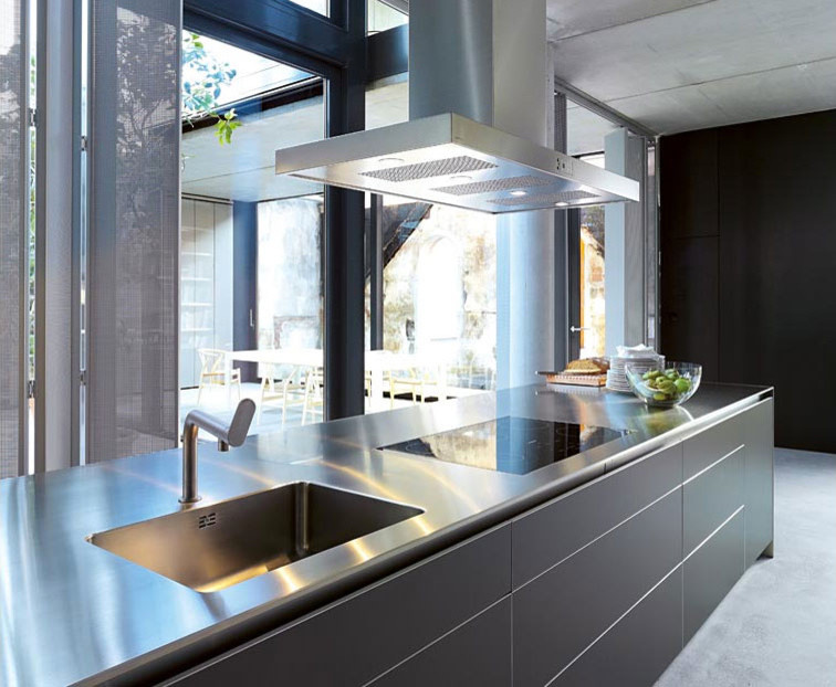 Immagine di una grande cucina minimalista con lavello sottopiano, ante lisce, ante grigie, top in cemento, pavimento in cemento, elettrodomestici in acciaio inossidabile e pavimento grigio