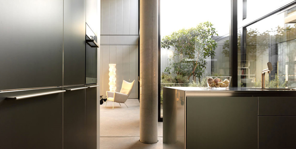 Große Moderne Küche in L-Form mit Unterbauwaschbecken, Betonboden, flächenbündigen Schrankfronten, grauen Schränken, Betonarbeitsplatte und Kücheninsel in San Diego