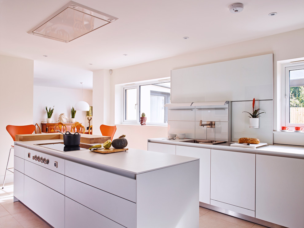Идея дизайна: кухня-гостиная среднего размера в современном стиле с монолитной мойкой, столешницей из ламината, белым фартуком, островом и белой столешницей