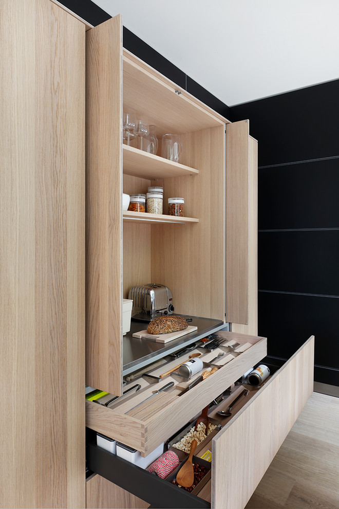 Idées déco pour une cuisine ouverte linéaire contemporaine de taille moyenne avec un placard à porte plane, un plan de travail en surface solide et îlot.