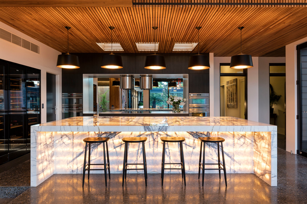 Große Moderne Küche in L-Form mit Unterbauwaschbecken, Rückwand aus Spiegelfliesen, Küchengeräten aus Edelstahl und Kücheninsel in Wollongong