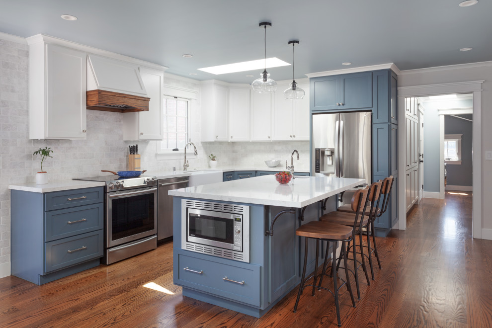 Foto di una cucina classica con lavello stile country, ante in stile shaker, ante grigie, paraspruzzi bianco, pavimento marrone e top bianco