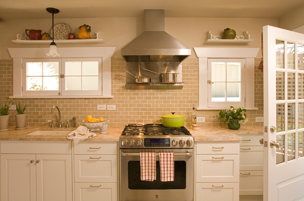 Пример оригинального дизайна: кухня в классическом стиле с фартуком из плитки кабанчик