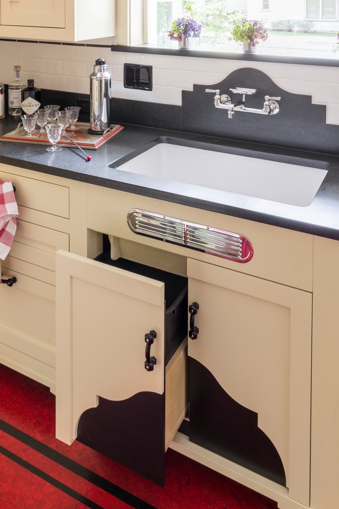 Foto på ett mellanstort amerikanskt svart kök, med en undermonterad diskho, skåp i shakerstil, gula skåp, granitbänkskiva, vitt stänkskydd, stänkskydd i keramik, vita vitvaror, linoleumgolv, en köksö och rött golv