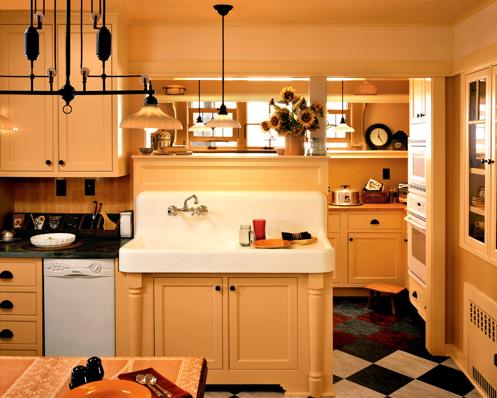 Источник вдохновения для домашнего уюта: кухня в стиле кантри с фасадами с декоративным кантом и полом из линолеума