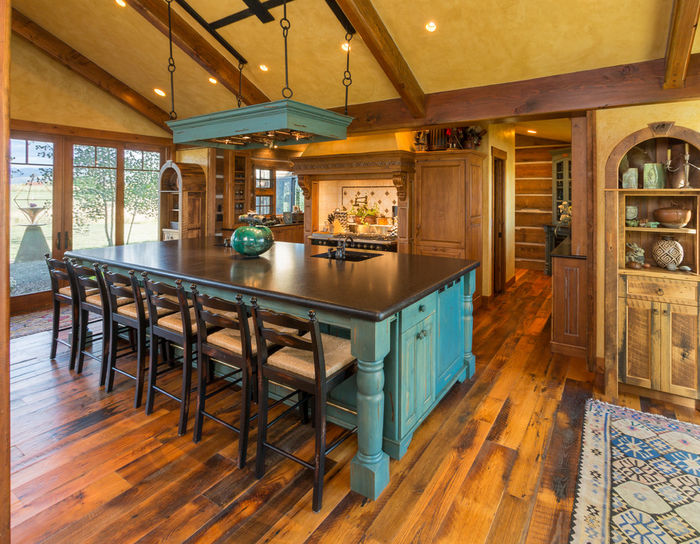 Rustikale Küche mit Unterbauwaschbecken, Schrankfronten mit vertiefter Füllung, blauen Schränken, Küchenrückwand in Weiß, dunklem Holzboden und Kücheninsel in Denver