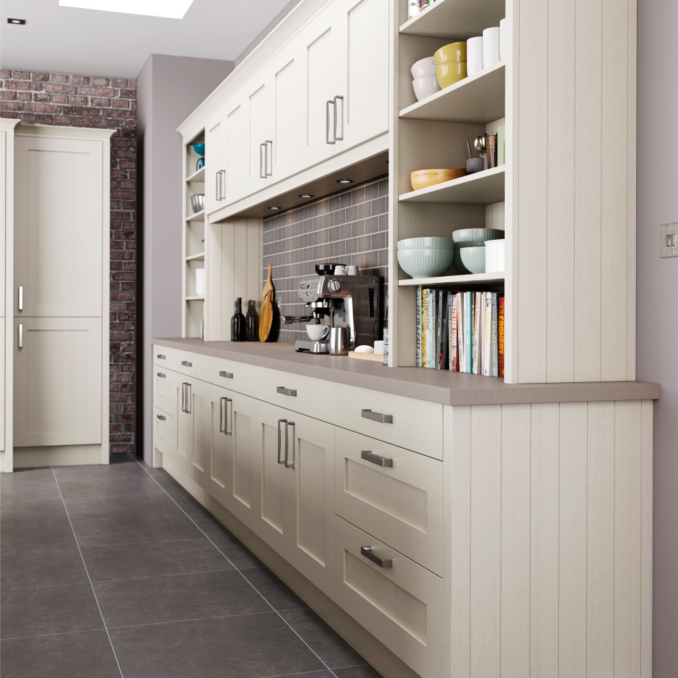 Klassische Wohnküche mit Schrankfronten im Shaker-Stil, beigen Schränken, Küchenrückwand in Grau und grauer Arbeitsplatte in Sonstige