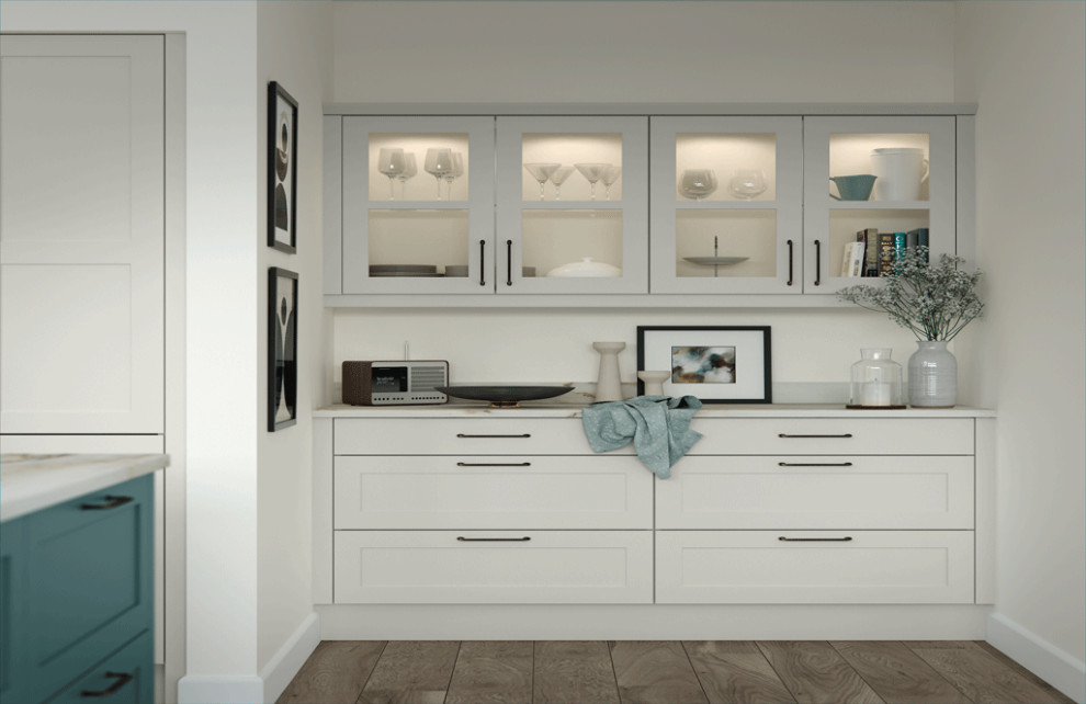 Imagen de cocina comedor contemporánea con armarios tipo vitrina, puertas de armario blancas y encimeras blancas