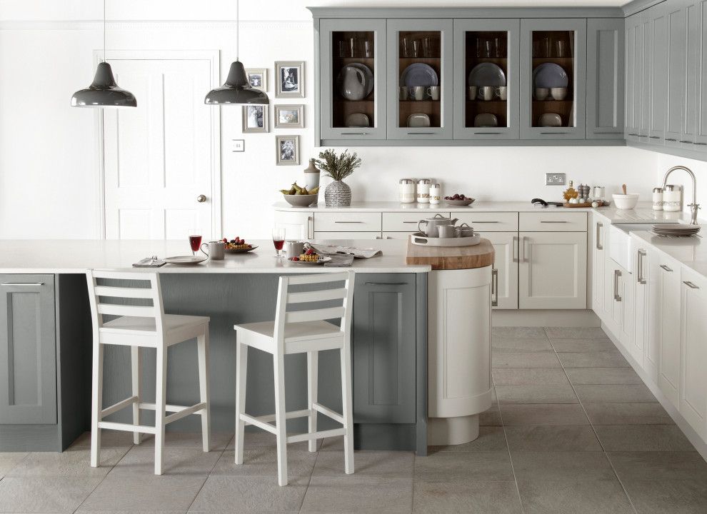 Foto di una cucina contemporanea con ante in stile shaker, ante grigie, paraspruzzi bianco e top bianco