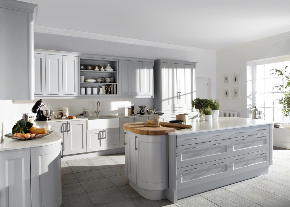 Immagine di una cucina design con ante in stile shaker, ante grigie, paraspruzzi grigio e top bianco