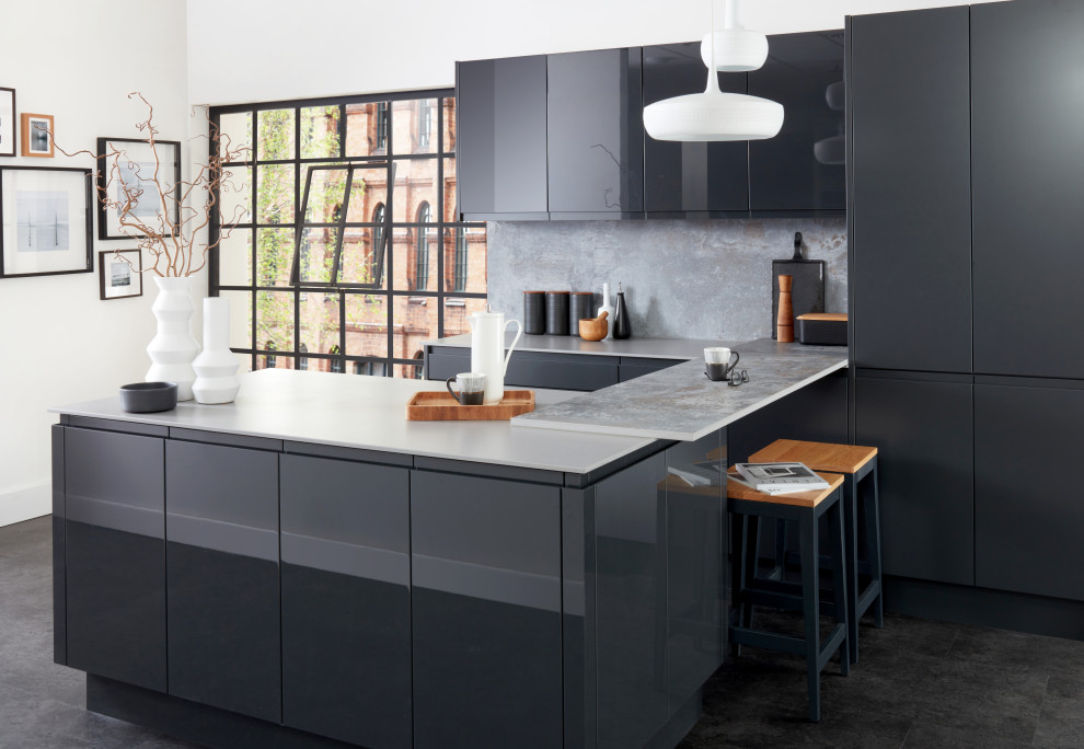 Esempio di una cucina moderna con ante grigie, paraspruzzi grigio e top bianco