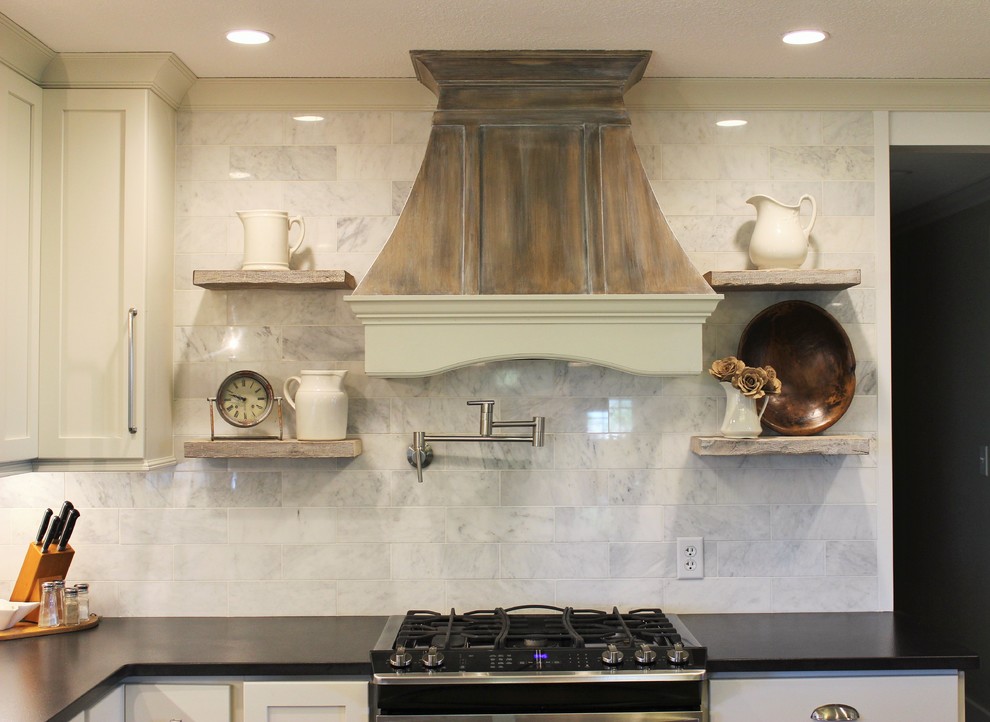 Inredning av ett rustikt mellanstort kök, med en undermonterad diskho, släta luckor, vita skåp, granitbänkskiva, vitt stänkskydd, stänkskydd i stenkakel, rostfria vitvaror, ljust trägolv och en köksö