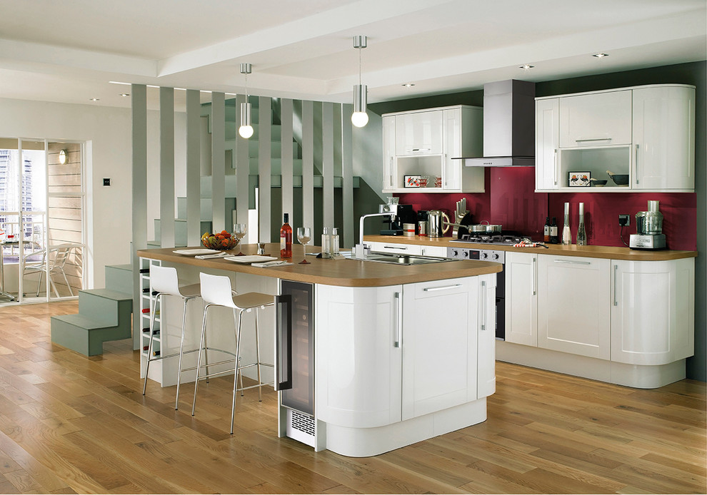 Exempel på ett avskilt klassiskt linjärt kök, med en integrerad diskho, skåp i shakerstil, vita skåp, träbänkskiva, rött stänkskydd, stänkskydd i metallkakel, integrerade vitvaror och en köksö