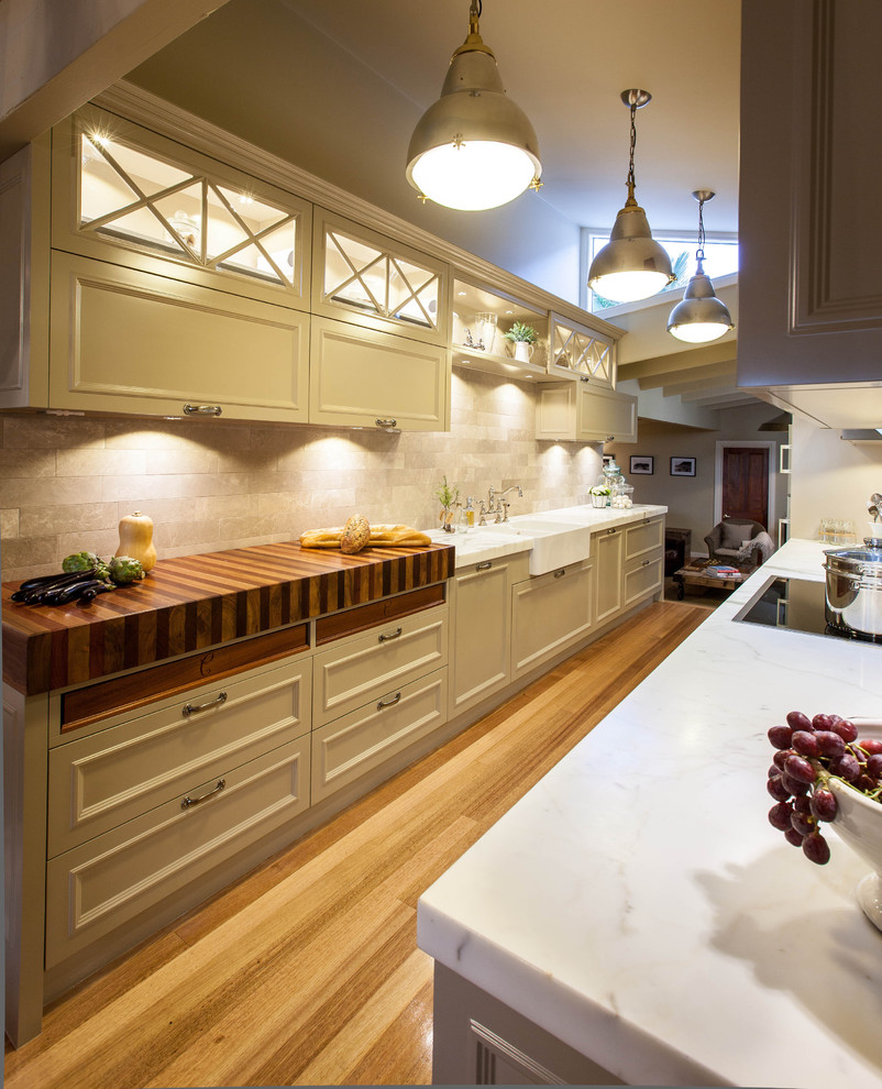Kitchen - traditional kitchen idea in Brisbane