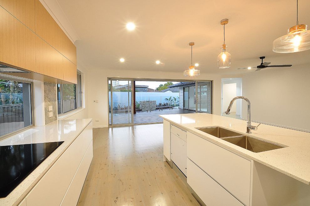 Burleigh Waters Modern Kitchen Brisbane by Koryzma