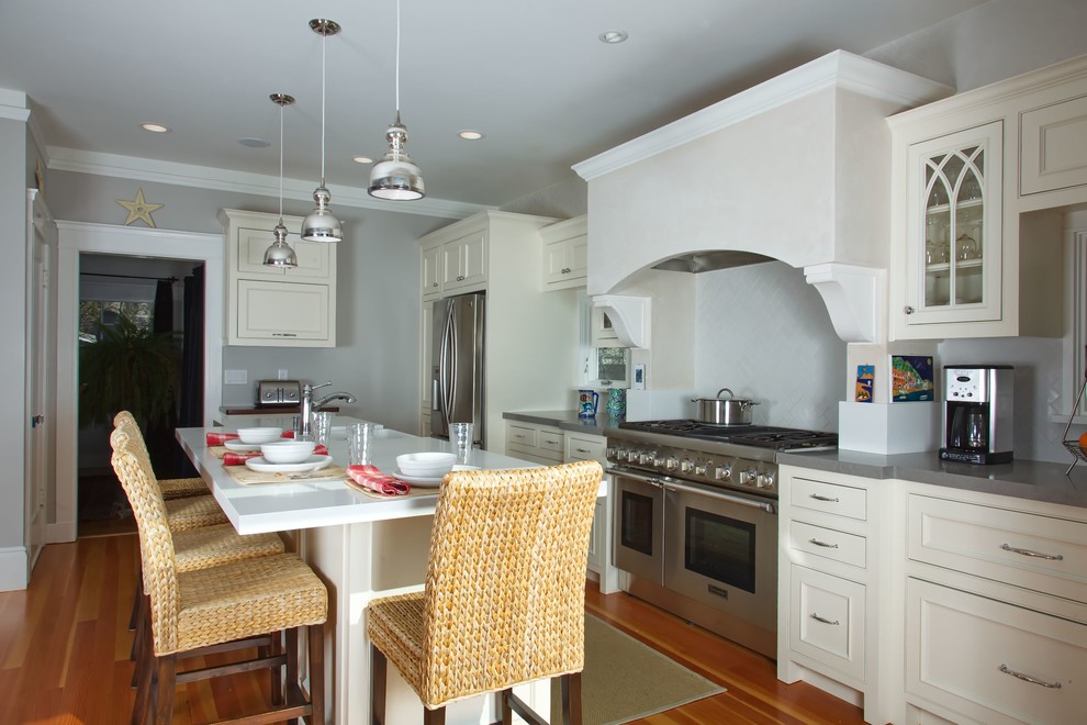 Exempel på ett mellanstort klassiskt grå grått l-kök, med en rustik diskho, luckor med profilerade fronter, beige skåp, bänkskiva i koppar, vitt stänkskydd, stänkskydd i keramik, rostfria vitvaror, mellanmörkt trägolv, en köksö och brunt golv