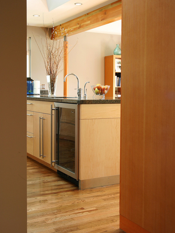 Inredning av ett modernt mellanstort kök, med en undermonterad diskho, öppna hyllor, skåp i ljust trä, granitbänkskiva, stänkskydd i sten, rostfria vitvaror, mellanmörkt trägolv och en köksö