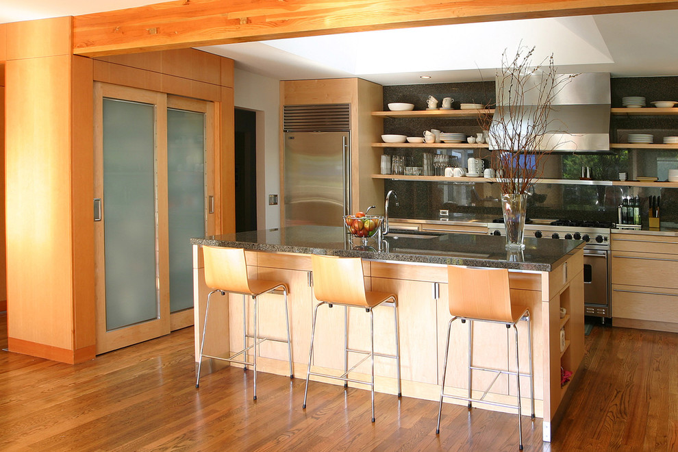 Mittelgroße Moderne Wohnküche in L-Form mit Unterbauwaschbecken, offenen Schränken, hellen Holzschränken, Granit-Arbeitsplatte, Rückwand aus Stein, Küchengeräten aus Edelstahl, braunem Holzboden und Kücheninsel in San Francisco