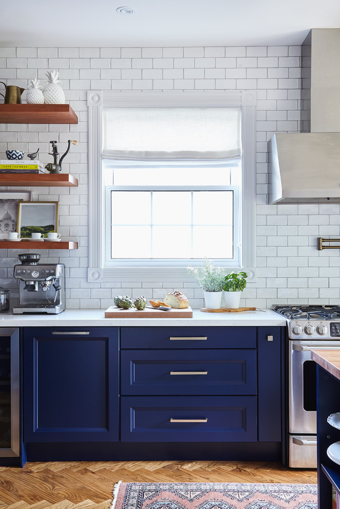 Ispirazione per una cucina chic chiusa e di medie dimensioni con lavello stile country, ante blu, top in quarzite, paraspruzzi bianco, pavimento in legno massello medio e top bianco