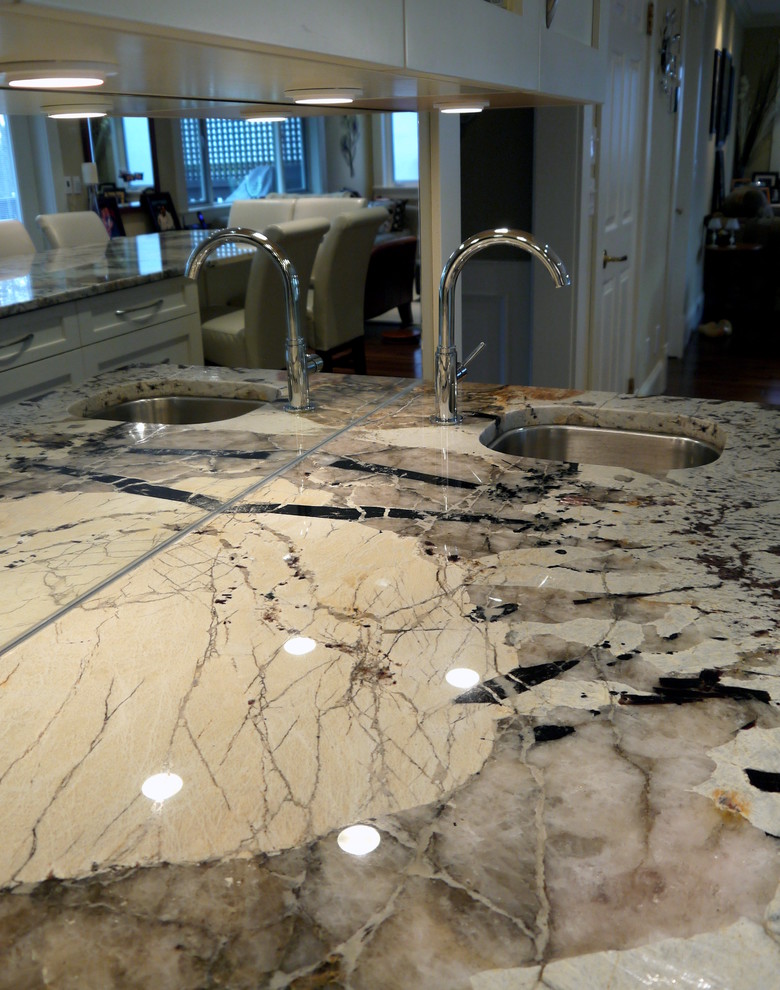 Foto di una cucina contemporanea con top in granito, lavello a vasca singola, ante in stile shaker, ante beige, paraspruzzi a effetto metallico, paraspruzzi a specchio e pavimento in legno massello medio
