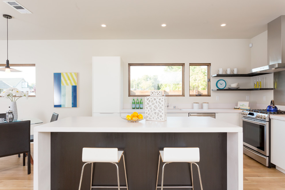 Moderne Wohnküche in L-Form mit flächenbündigen Schrankfronten, weißen Schränken und Kücheninsel in Sacramento