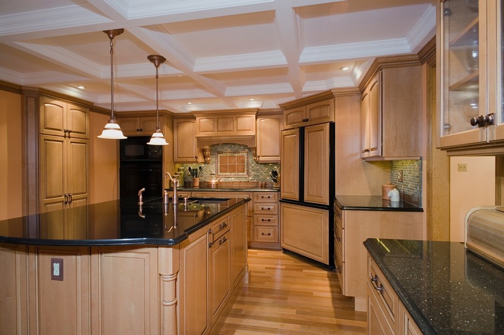 Exempel på ett klassiskt kök, med luckor med upphöjd panel, skåp i mellenmörkt trä, granitbänkskiva, grönt stänkskydd, stänkskydd i keramik, integrerade vitvaror, mellanmörkt trägolv och en köksö