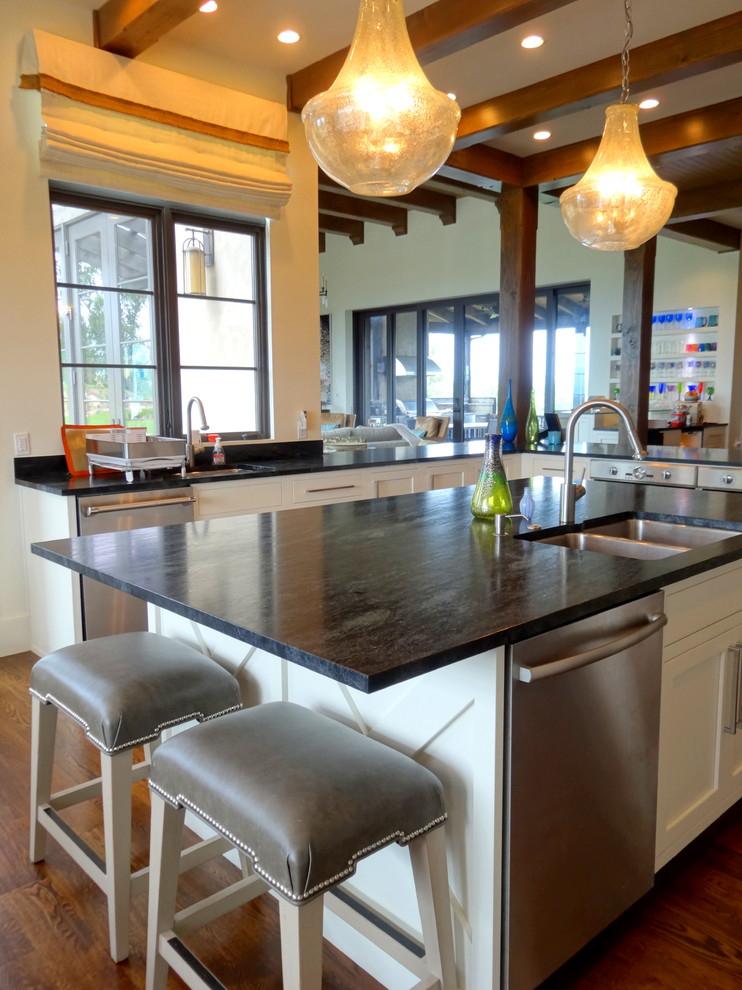 Bild på ett mycket stort funkis kök, med en dubbel diskho, skåp i shakerstil, vita skåp, granitbänkskiva, grått stänkskydd, stänkskydd i stickkakel, rostfria vitvaror, mellanmörkt trägolv och en köksö