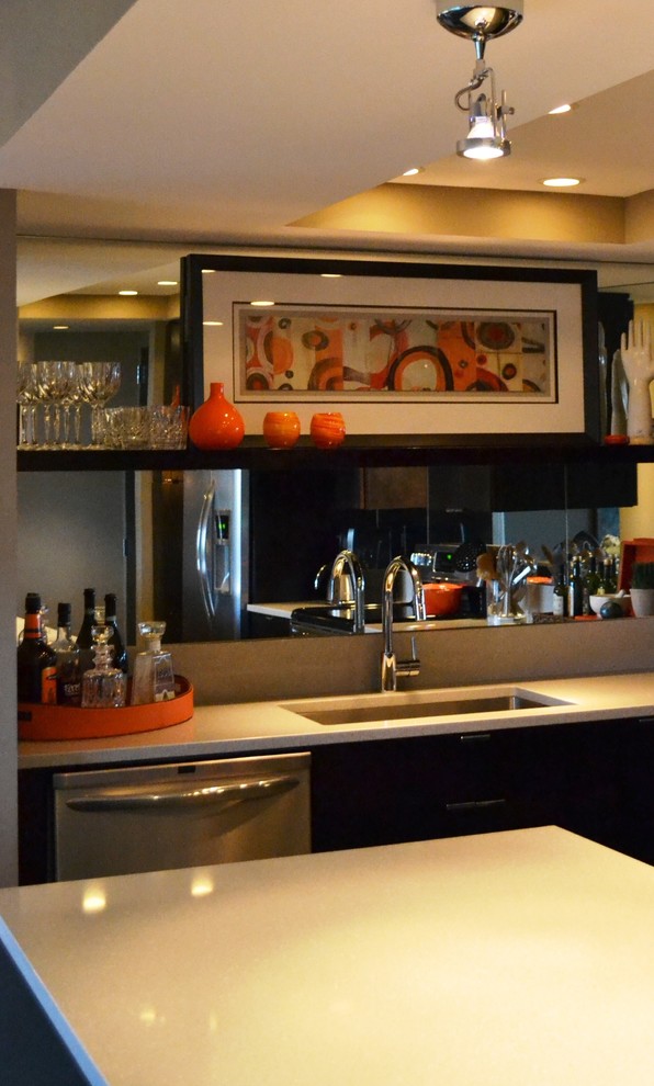 Idee per una cucina moderna con lavello sottopiano, ante lisce, ante in legno bruno, top in quarzo composito, paraspruzzi a specchio, elettrodomestici in acciaio inossidabile e pavimento in gres porcellanato