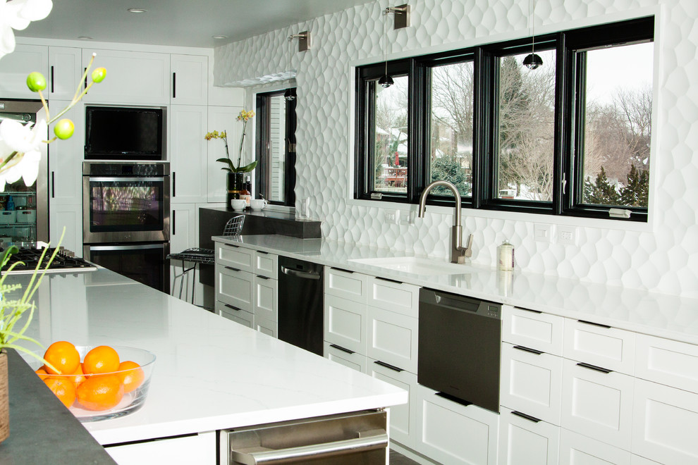 Foto de cocina comedor moderna con armarios estilo shaker, puertas de armario blancas y una isla