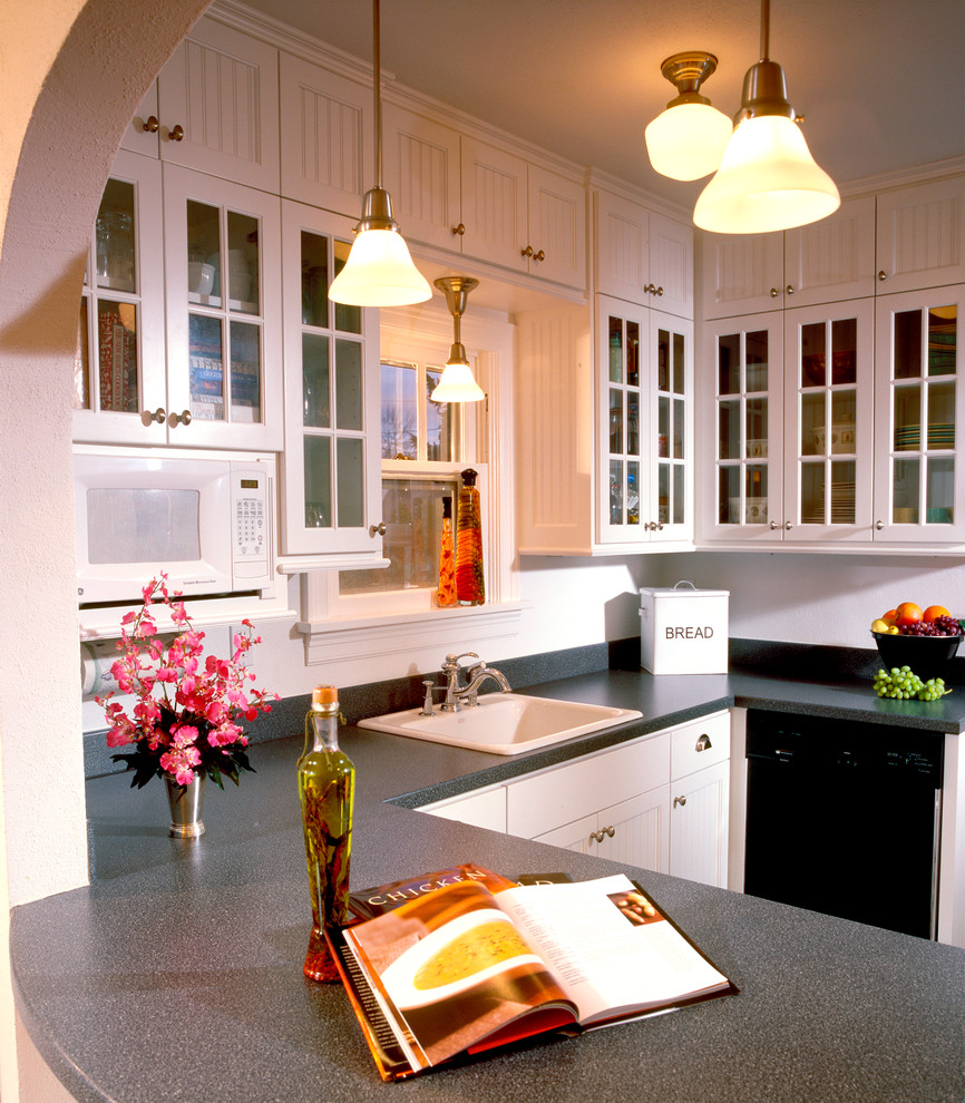 ポートランドにあるカントリー風のおしゃれなキッチン (インセット扉のキャビネット、白いキャビネット、ラミネートカウンター、リノリウムの床) の写真