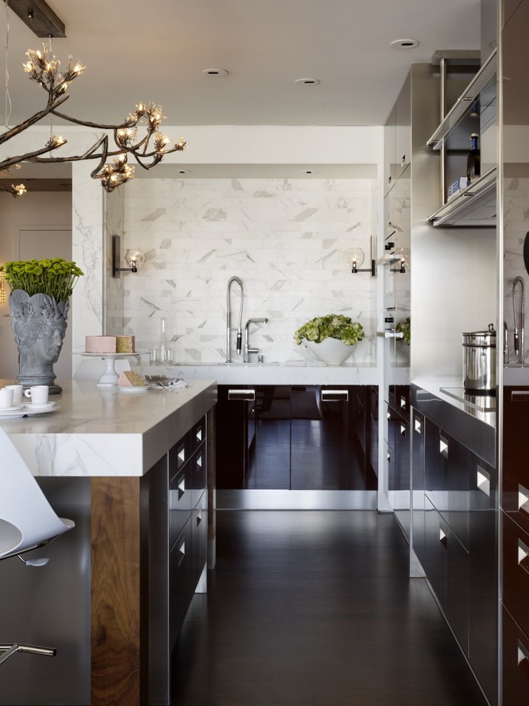 Moderne Küche in L-Form mit flächenbündigen Schrankfronten, Küchenrückwand in Weiß, Rückwand aus Steinfliesen, dunklem Holzboden und Kücheninsel in San Francisco