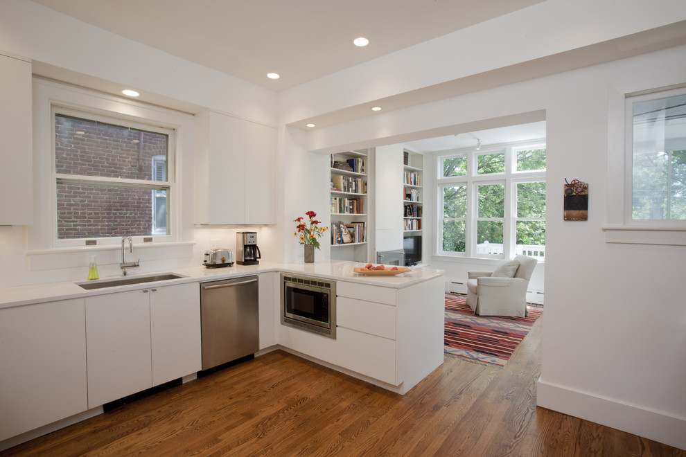 ワシントンD.C.にあるコンテンポラリースタイルのおしゃれなキッチン (シルバーの調理設備) の写真