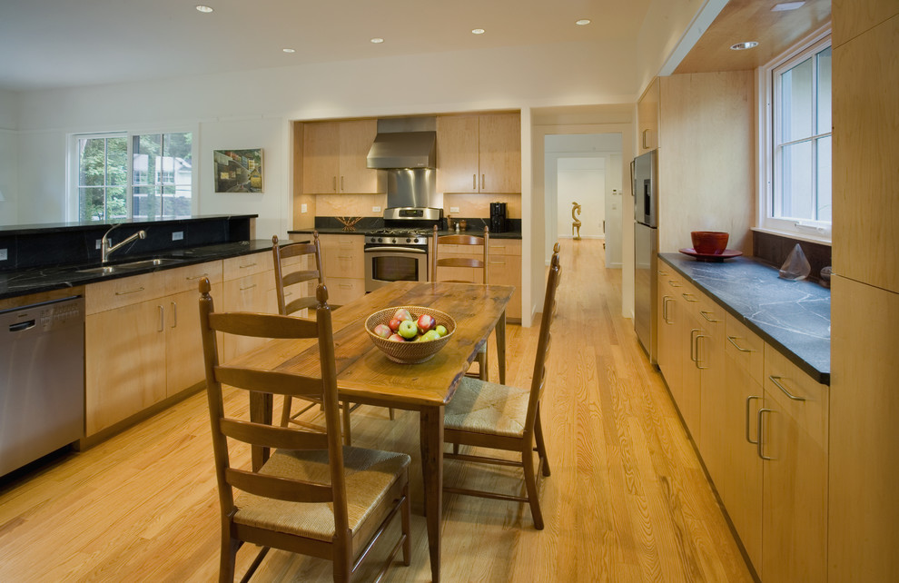 Свежая идея для дизайна: кухня в современном стиле с техникой из нержавеющей стали в частном доме - отличное фото интерьера