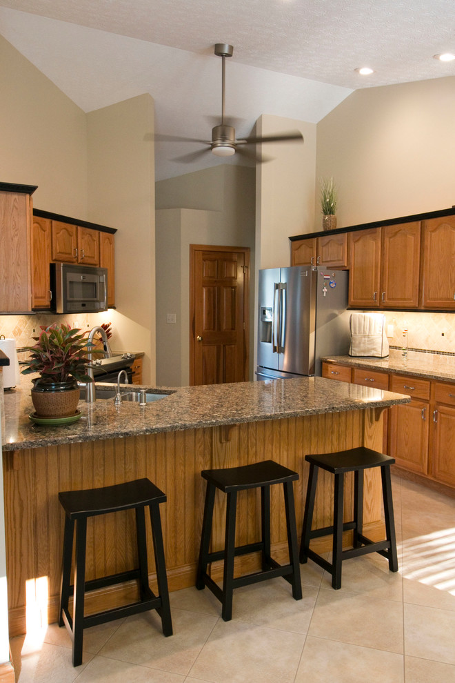 Bild på ett vintage kök och matrum, med en undermonterad diskho, luckor med upphöjd panel, skåp i ljust trä, bänkskiva i kvarts, beige stänkskydd, stänkskydd i stenkakel, rostfria vitvaror, vinylgolv och en halv köksö