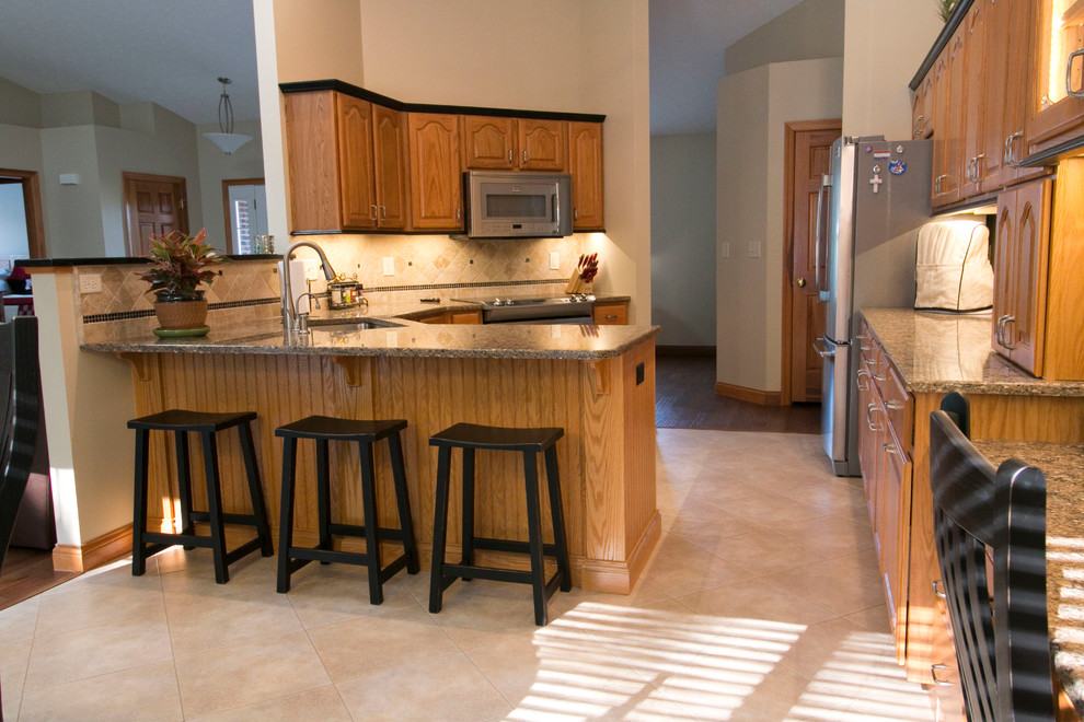 Idéer för att renovera ett vintage kök och matrum, med en undermonterad diskho, luckor med upphöjd panel, skåp i ljust trä, bänkskiva i kvarts, beige stänkskydd, stänkskydd i stenkakel, rostfria vitvaror, vinylgolv och en halv köksö