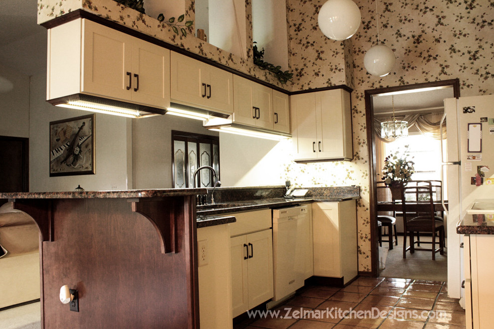 Modelo de cocina tradicional de tamaño medio abierta con fregadero bajoencimera, armarios estilo shaker, puertas de armario amarillas, encimera de granito y península