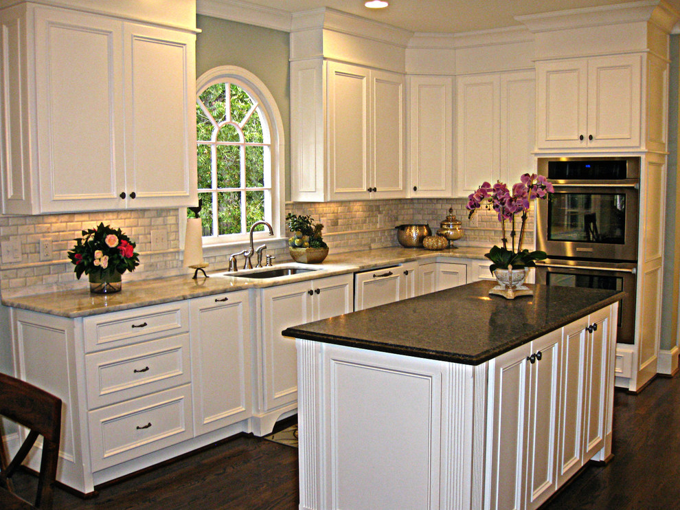 Inspiration for a timeless eat-in kitchen remodel in Atlanta