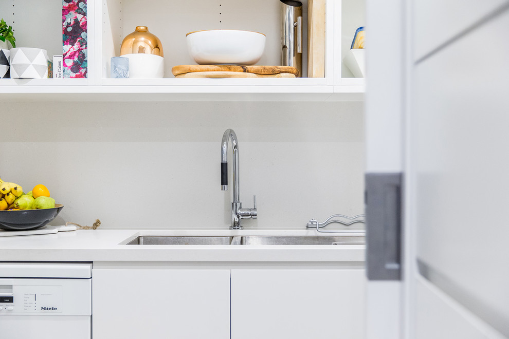 Geschlossene, Zweizeilige, Kleine Moderne Küche mit Waschbecken, flächenbündigen Schrankfronten, weißen Schränken, Granit-Arbeitsplatte, Rückwand aus Keramikfliesen, Küchengeräten aus Edelstahl und Keramikboden in Sydney