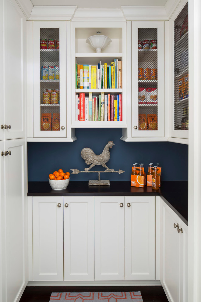 Klassische Küche in L-Form mit weißen Schränken, Küchenrückwand in Blau, Schrankfronten im Shaker-Stil und dunklem Holzboden in Minneapolis