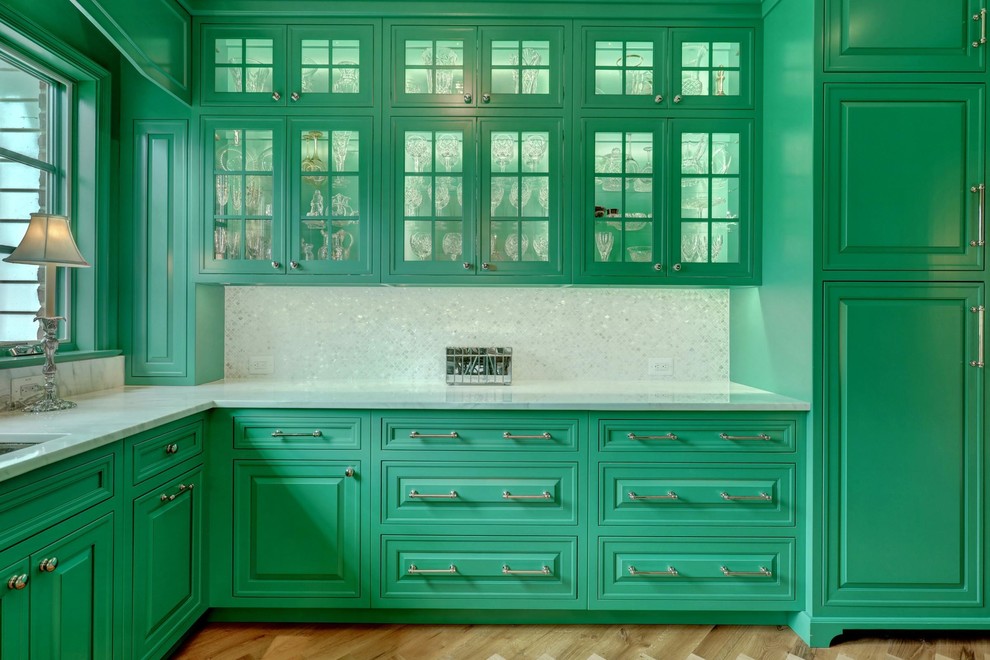 Inspiration för ett mellanstort vintage kök, med en undermonterad diskho, luckor med upphöjd panel, gröna skåp, marmorbänkskiva, vitt stänkskydd, stänkskydd i stenkakel, rostfria vitvaror, ljust trägolv och flerfärgat golv