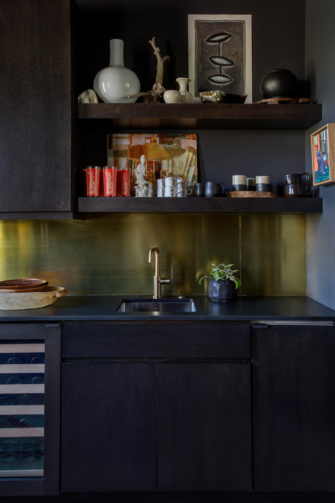 Moderne Küche mit Vorratsschrank, schwarzen Schränken, Unterbauwaschbecken und Küchenrückwand in Metallic in Charleston