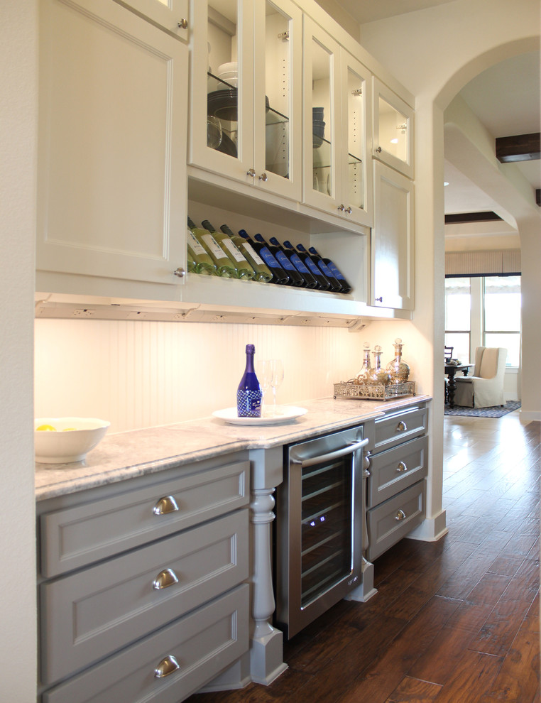 Esempio di una cucina classica di medie dimensioni con ante lisce, ante bianche, top in marmo, paraspruzzi bianco, elettrodomestici in acciaio inossidabile e pavimento in legno massello medio