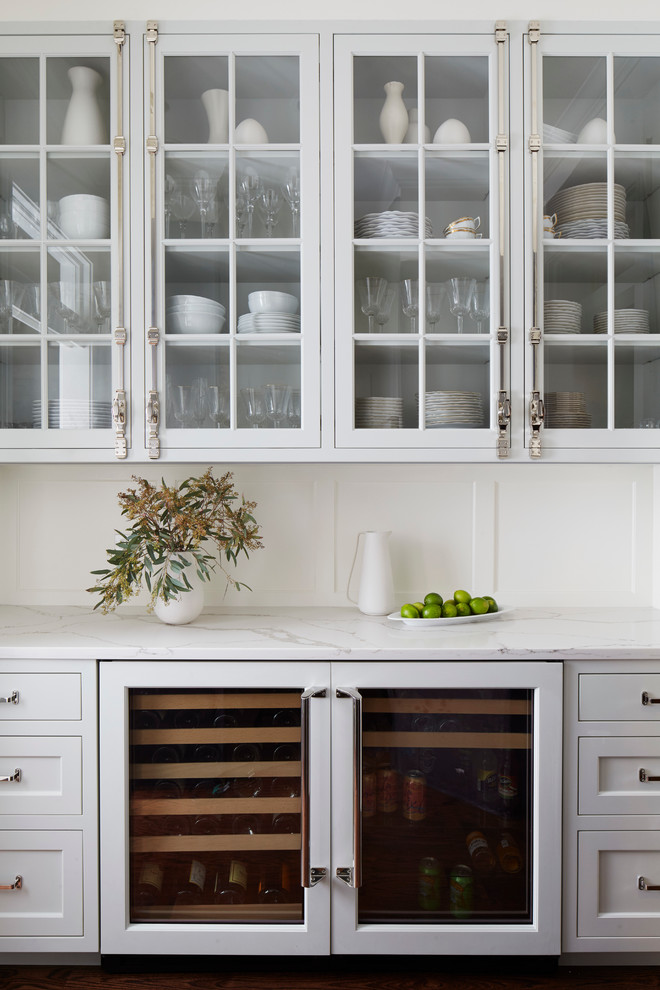 Foto di una cucina tradizionale con ante in stile shaker, ante bianche, top in marmo, paraspruzzi bianco e parquet scuro