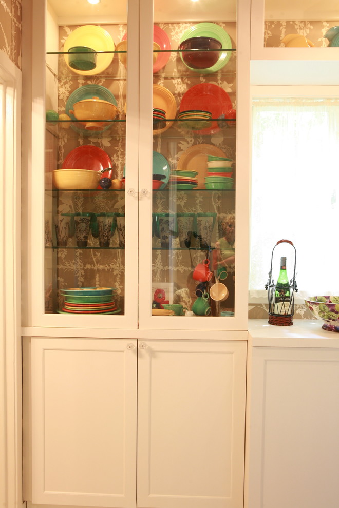 Ejemplo de cocina tradicional pequeña con despensa, armarios estilo shaker, puertas de armario blancas, encimera de madera, salpicadero metalizado, electrodomésticos blancos y suelo de baldosas de cerámica