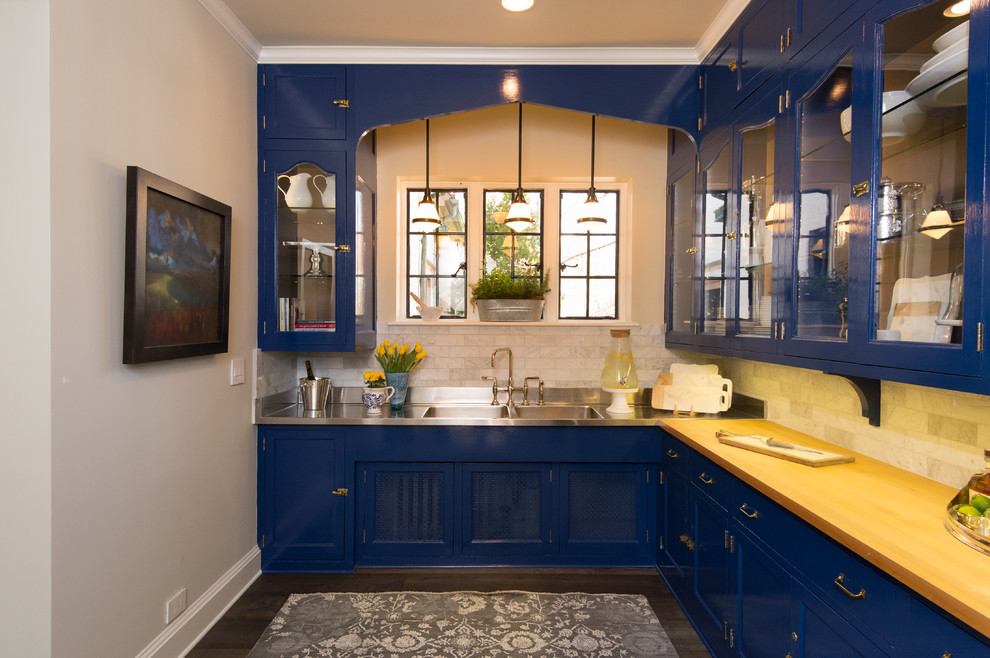Foto di una cucina tradizionale di medie dimensioni con lavello integrato, ante in stile shaker, ante blu, top in legno, paraspruzzi bianco, paraspruzzi con piastrelle diamantate e pavimento in legno massello medio