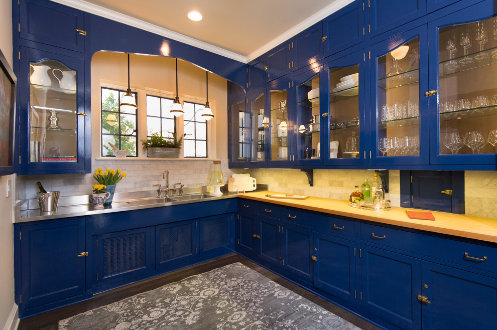 Mittelgroße Klassische Küche in L-Form mit Vorratsschrank, integriertem Waschbecken, Schrankfronten im Shaker-Stil, blauen Schränken, Arbeitsplatte aus Holz, Küchenrückwand in Weiß, Rückwand aus Metrofliesen und braunem Holzboden in Chicago