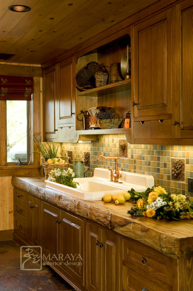Idéer för stora, avskilda lantliga linjära kök, med en nedsänkt diskho, luckor med infälld panel, träbänkskiva, grönt stänkskydd, stänkskydd i keramik, skiffergolv och integrerade vitvaror