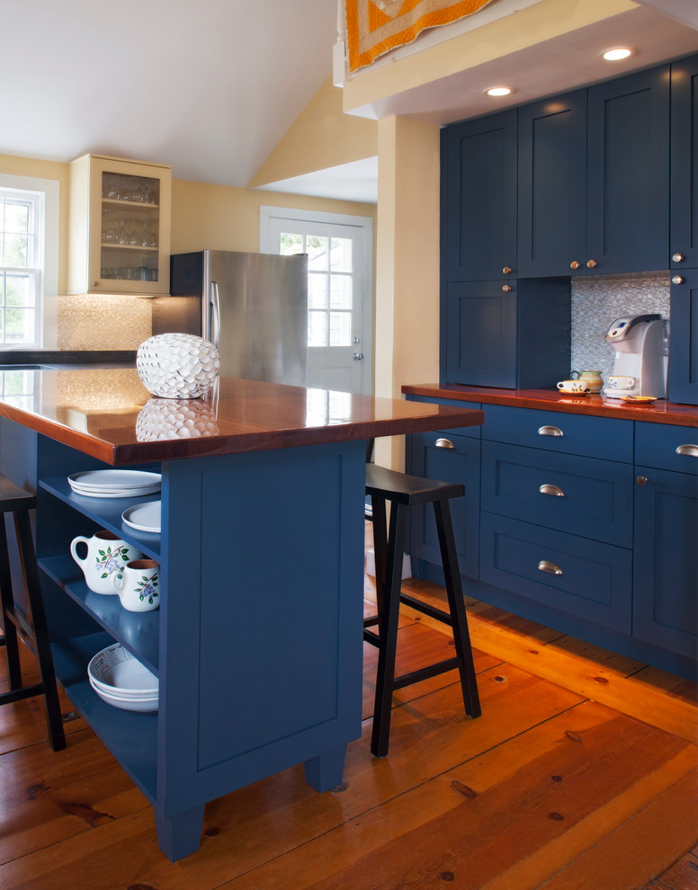 Foto di un cucina con isola centrale tradizionale di medie dimensioni con ante in stile shaker, ante blu e top in legno