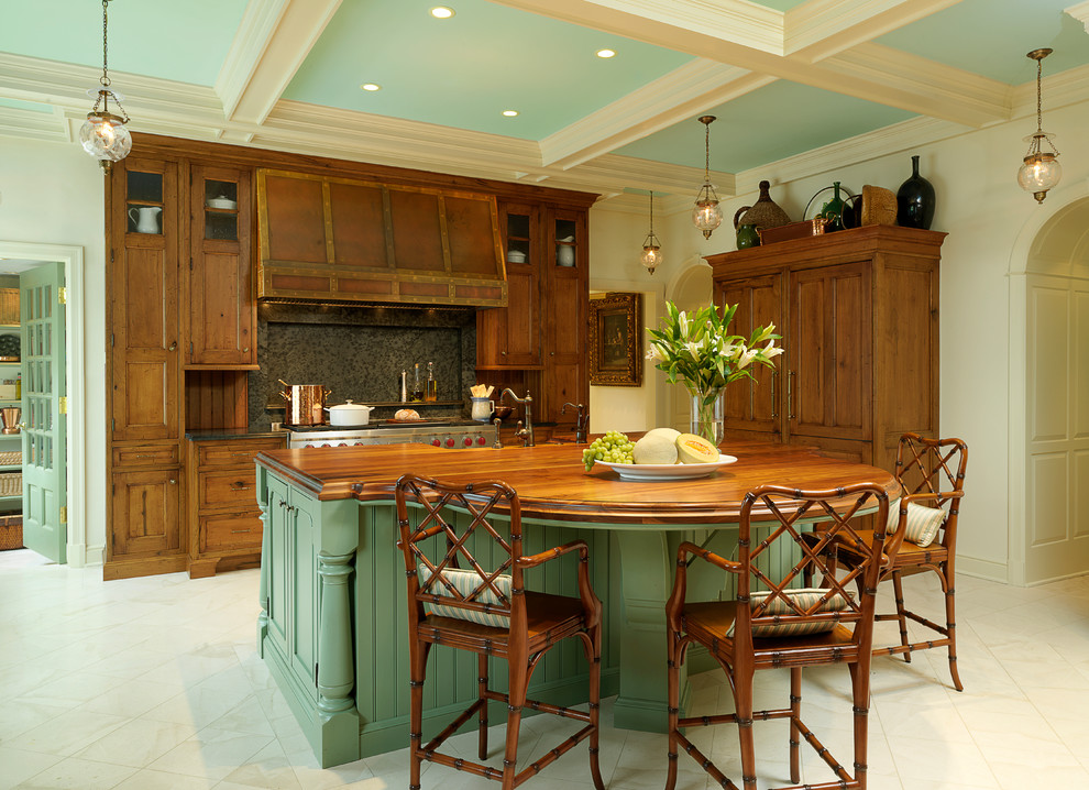 セントルイスにあるトラディショナルスタイルのおしゃれなキッチン (落し込みパネル扉のキャビネット、木材カウンター、緑のキャビネット、グレーのキッチンパネル、パネルと同色の調理設備) の写真