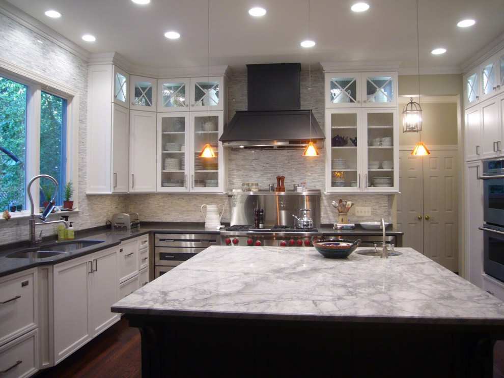 Bild på ett lantligt grå grått kök, med granitbänkskiva